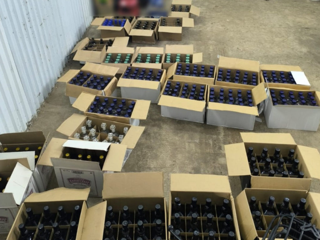 В Троицке остановили рандомную машину для проверки, а внутри нашли паленого алкоголя на миллион рублей!