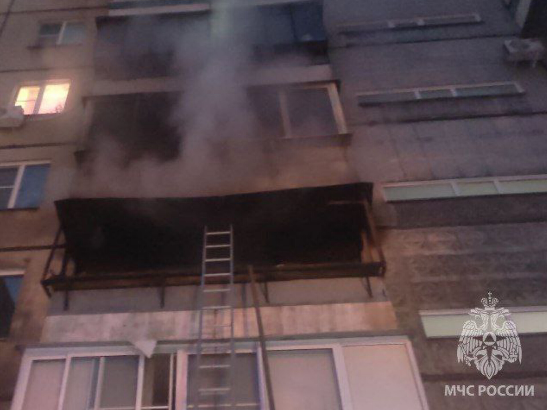 В Челябинске сотрудники МЧС потушили пожар в многоэтажке