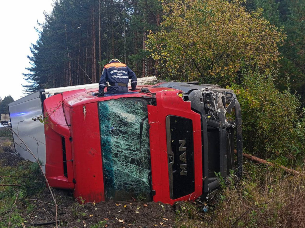На трассе М-5 произошла авария с грузовиком: водитель не справился с управлением, и машина перевернулась