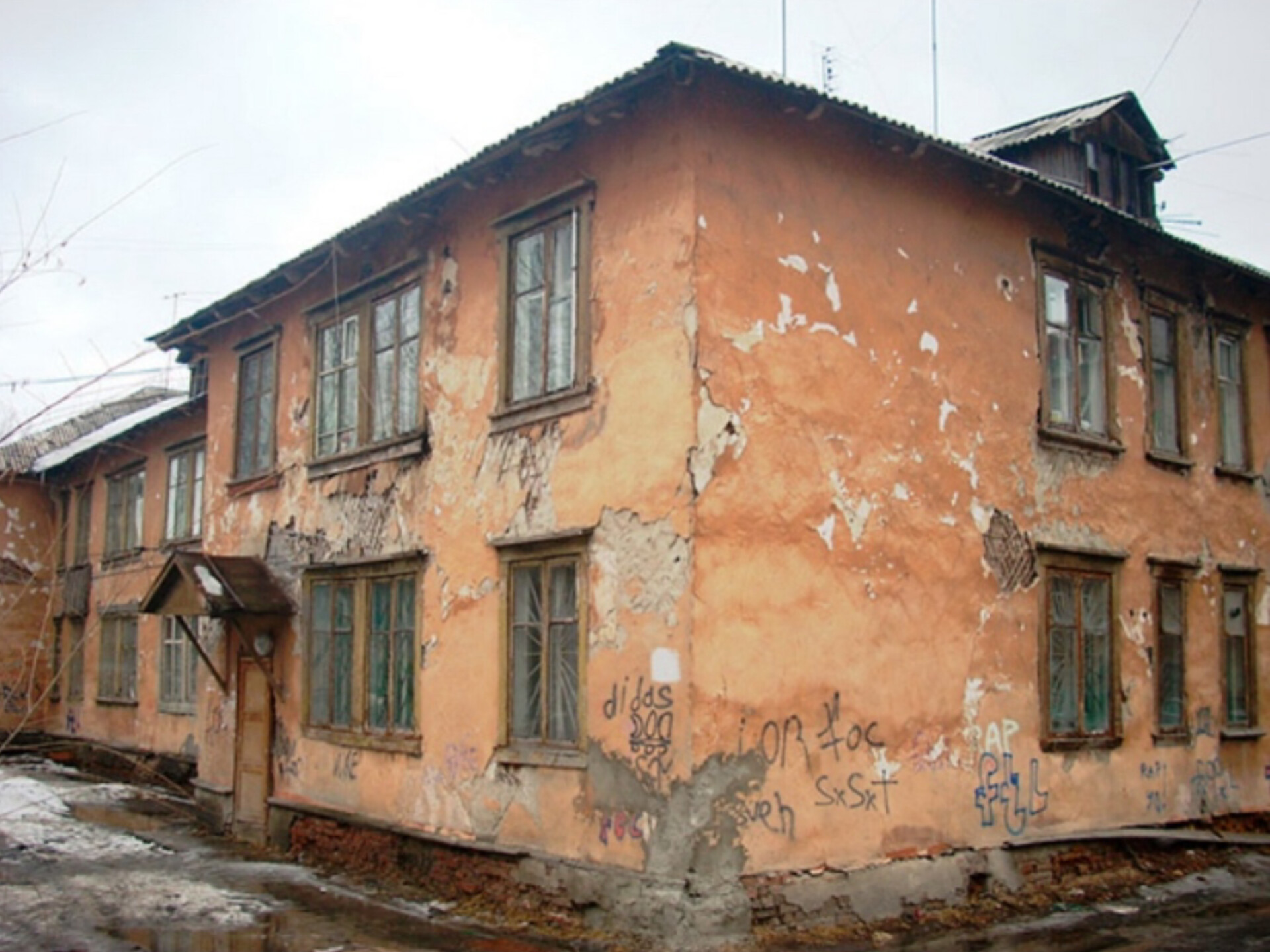 Дыры в полу и сантехника в плохом состоянии!