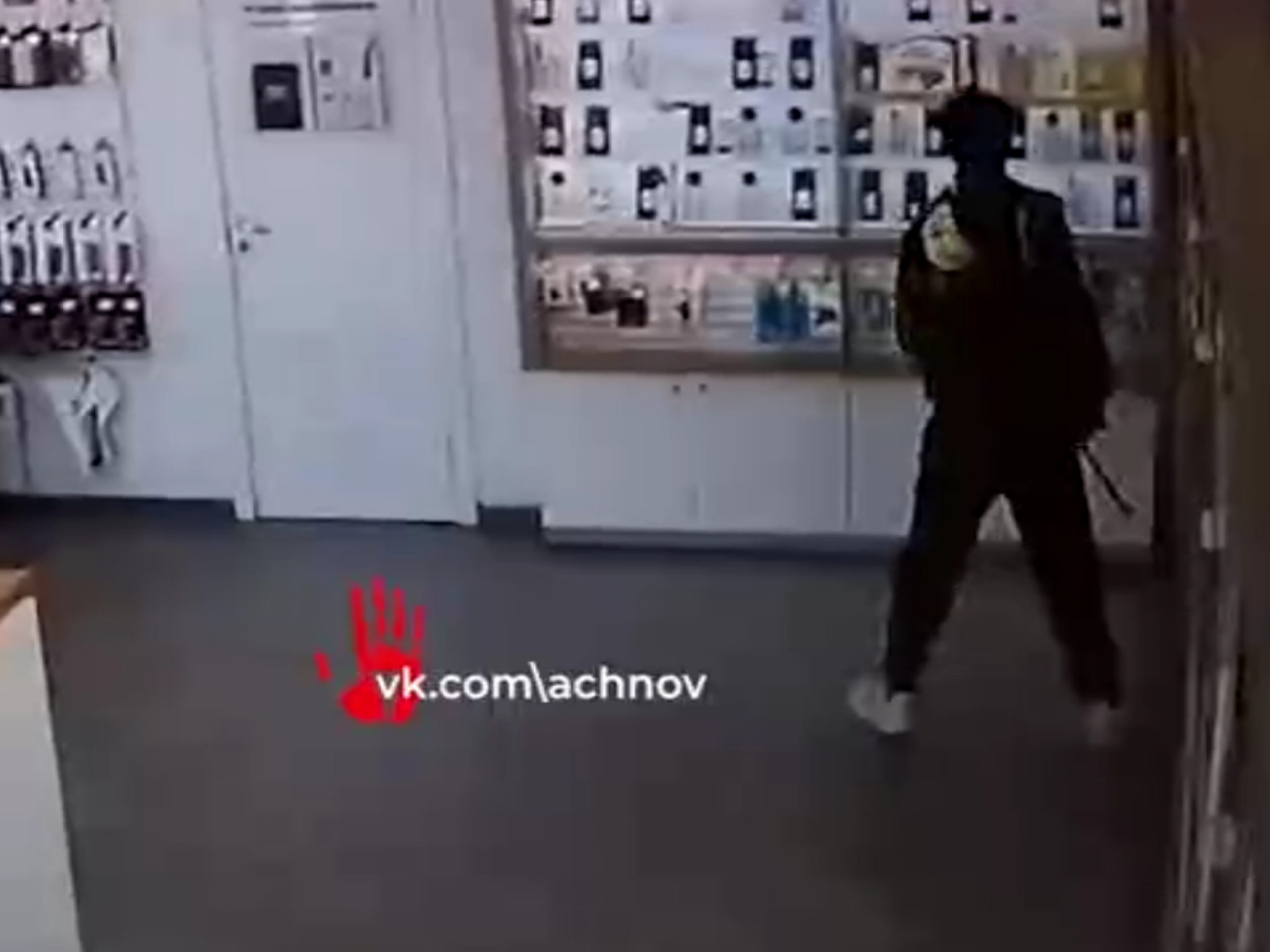 Условный срок вместо колонии: 16-летнему подростку, ограбившему салон связи на полмиллиона рублей, вынесли приговор 