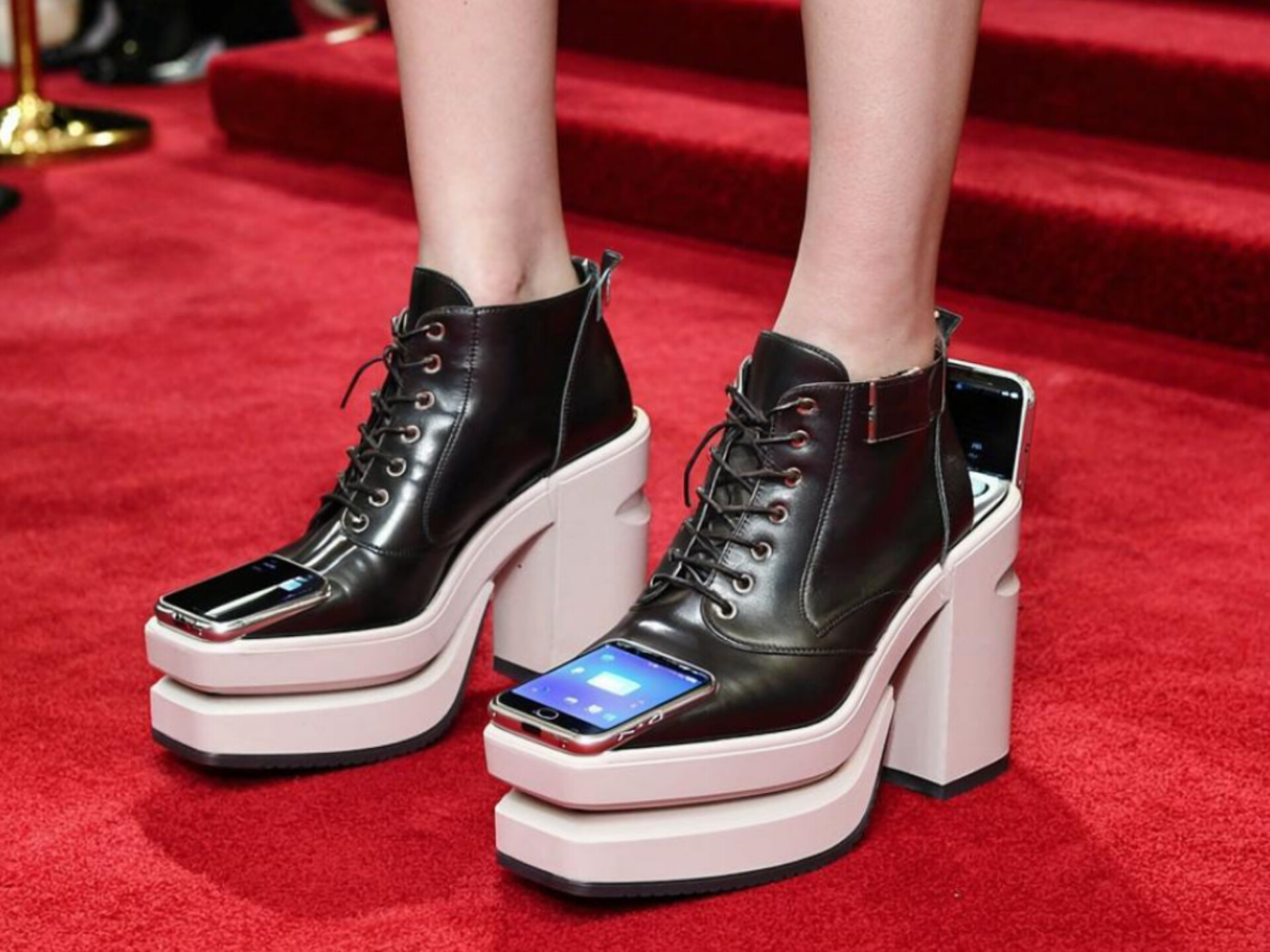 Куда только не пихают вещи, чтобы пронести их в колонию?! Одну из таких "поставщиц" запрещенки поймали в южноуральской запретке