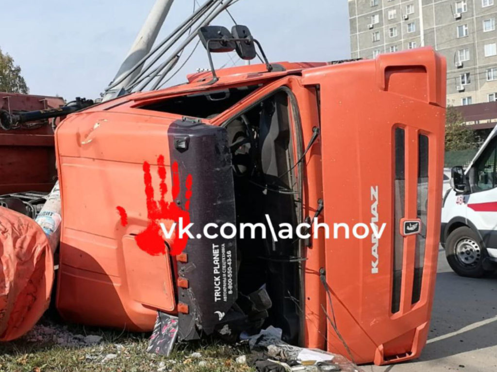 КамАЗ перевернулся в Челябинске 