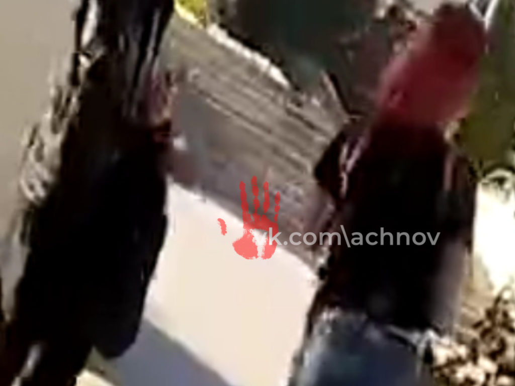 Заваливалась на малыша и бросалась на машины. В Магнитогорске задержали пьяную горе-мамашу