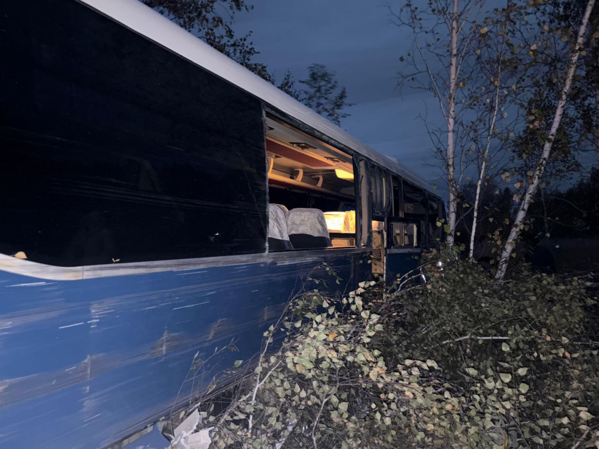 Водителю стало плохо? Рейсовый автобус улетел в кювет