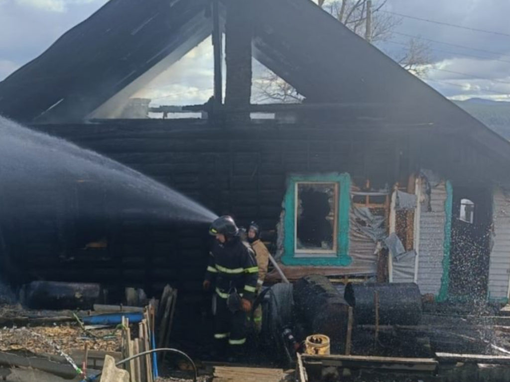 Масштабный пожар в Юрюзани! Женщина лишилась части дома и бани