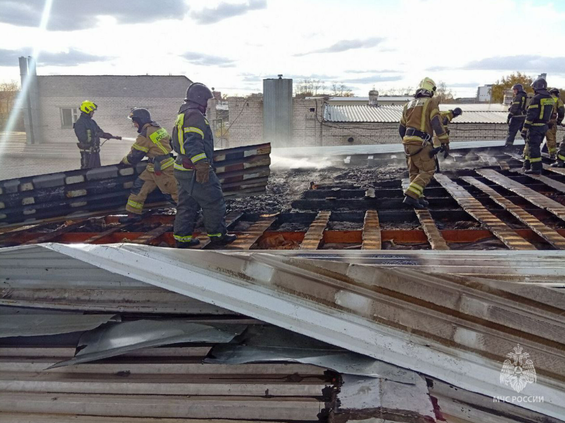 Автомастерская сгорела в Челябинске