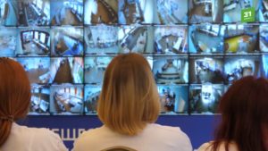 Наблюдатели смотрят на медиаэкран