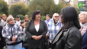 Представитель администрации района и люди