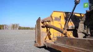 Бульдозер на снежном полигоне