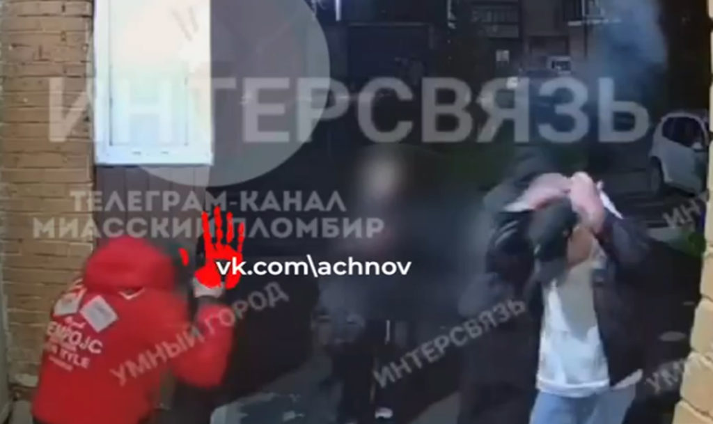 Полицейские нашли школьников из Миасса, которые выбросили из окна электросамокат и сломали шлагбаум