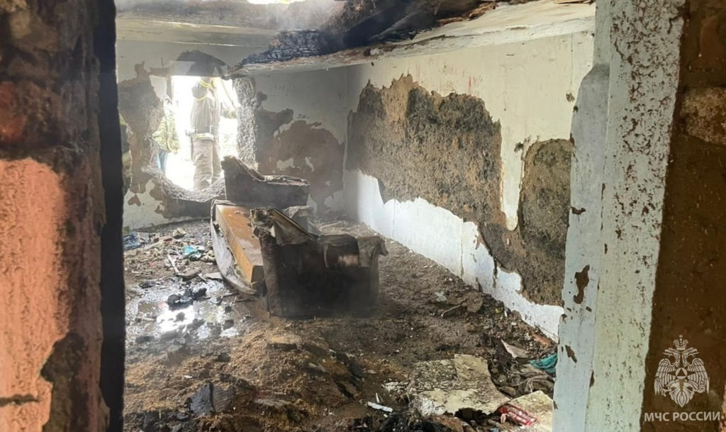 Одноэтажный дом сгорел в поселке Кварцитный Троицкого района