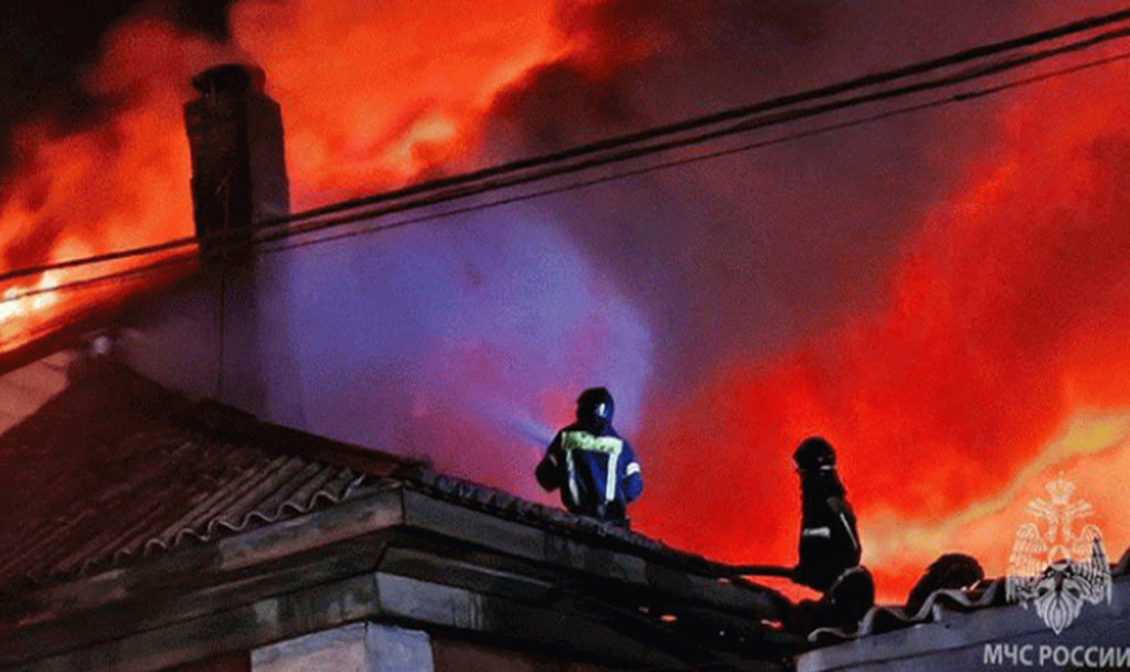 Дом на трех хозяев полыхал сегодня ночью в Челябинске