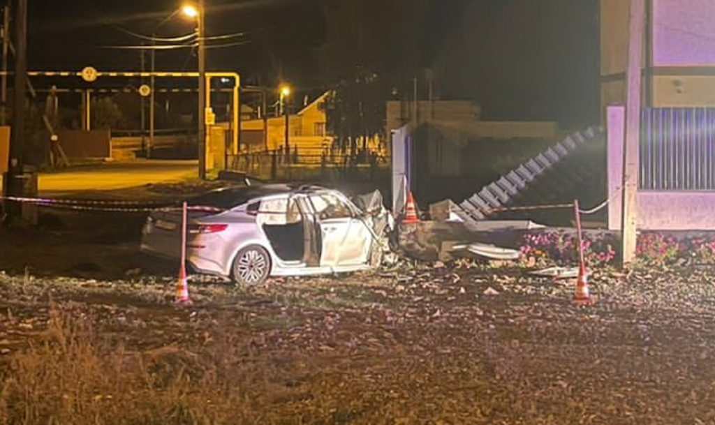 Несколько человек попали в больницу после того, как их машина влетела в забор