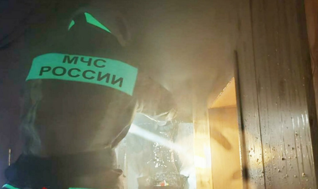 Сегодня днем в Вахрушево случился пожар в одной из квартир жилой двухэтажки