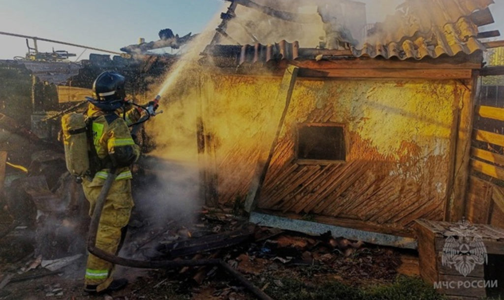 Теперь париться придется только о новой постройке! В селе Мирное Брединского округа сгорела баня