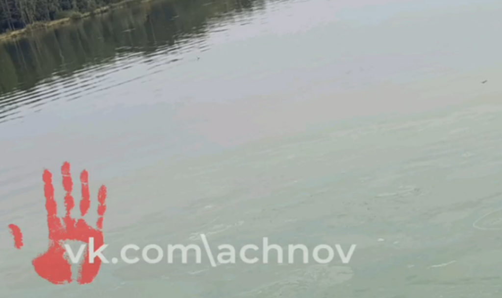 Новые пятна в одном челябинских водоемов не на шутку напугали южноуральцев