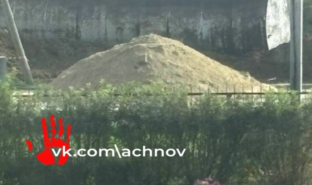 Мужчину завалило землей во время ремонта канализации в Миасском