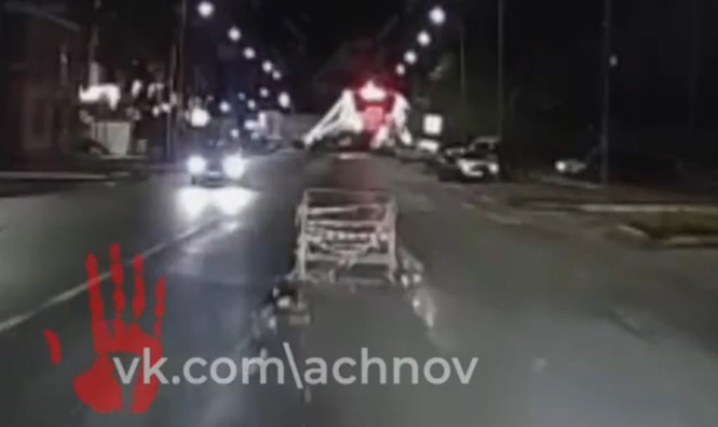 Дорожная подстава! Южноуралец разбил машину, влетев в ограждение, оставленное рабочими