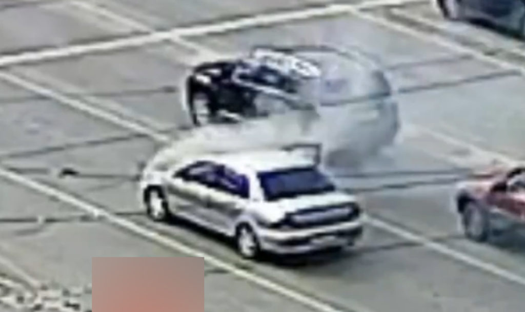 В Челябинске только что на Комсомольском проспекте очевидцы помогли потушить автомобиль