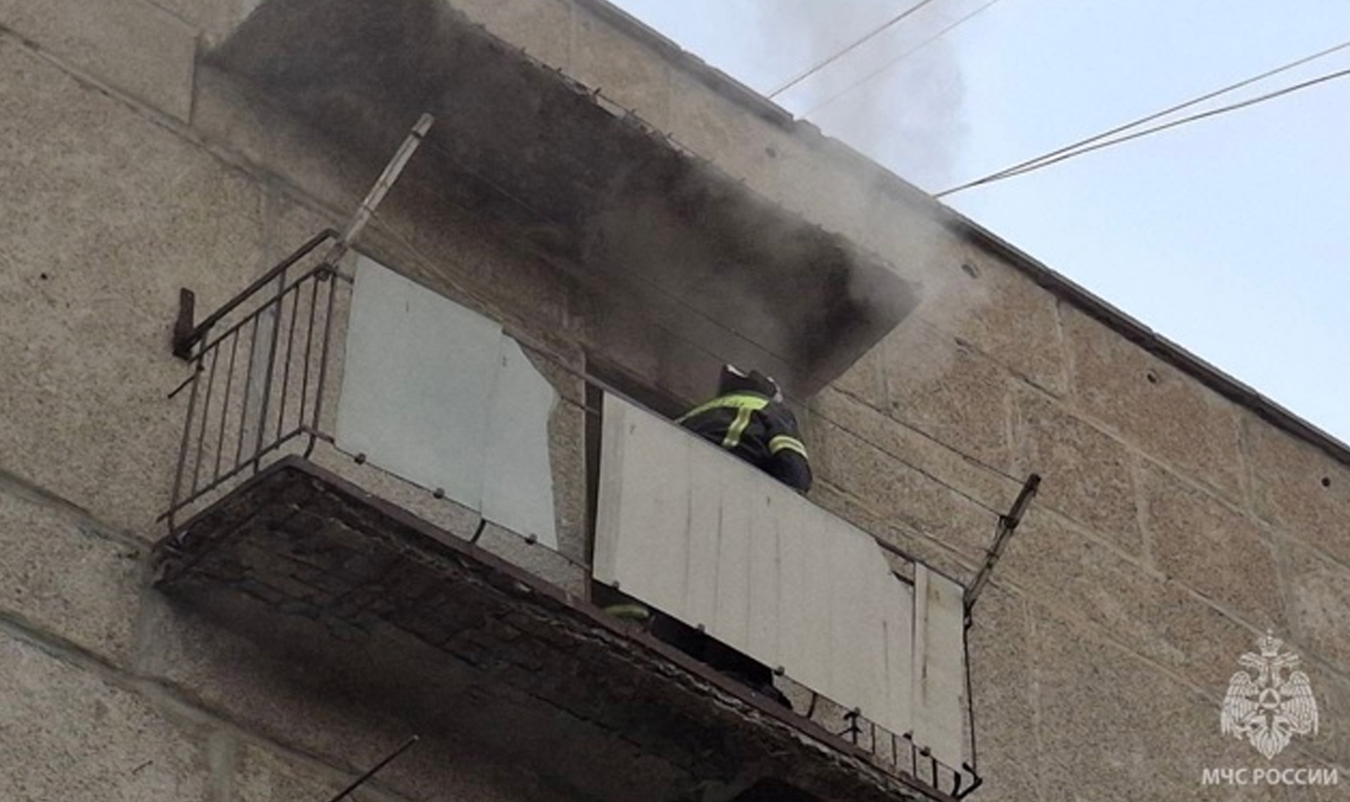 Из-за неосторожного обращения с огнем сгорела квартира в Троицке