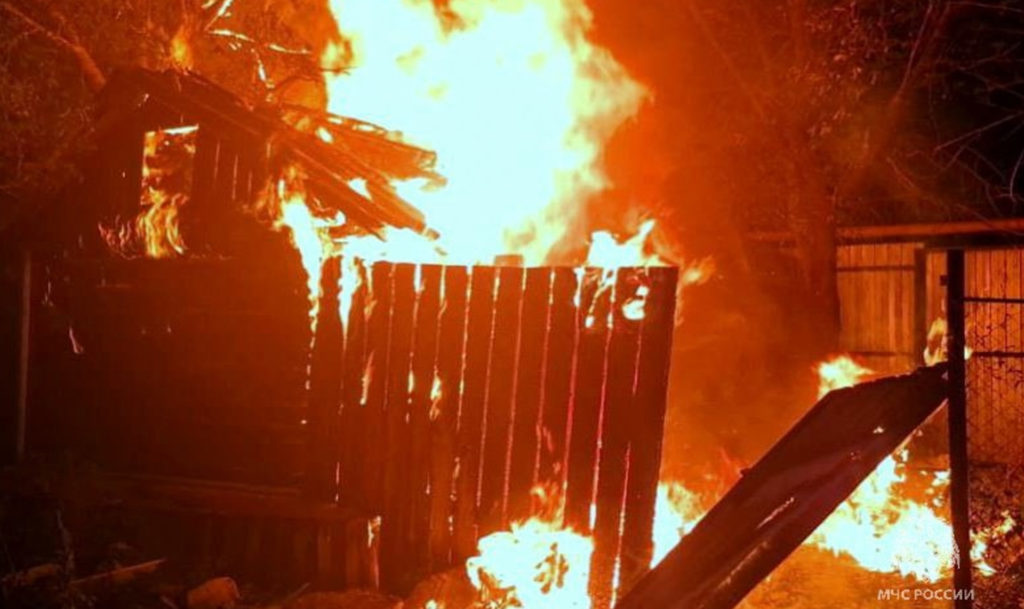 В Южноуральске сгорел жилой дом