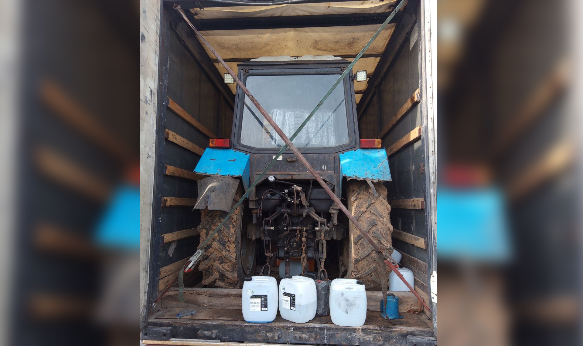 Через границу в Челябинской области не пропустили 4 трактора