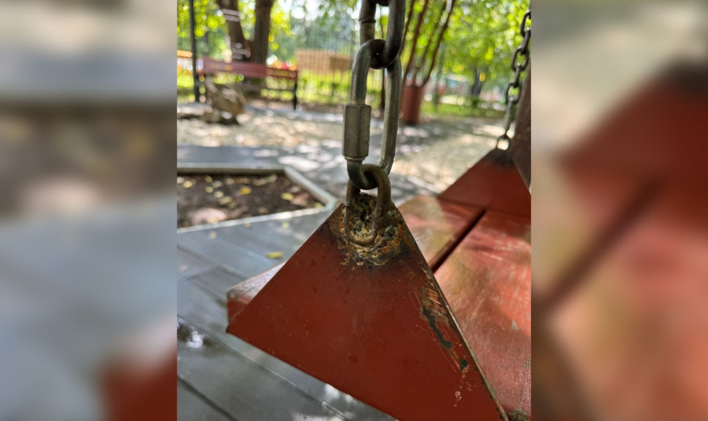 Подростку, которая свалилась с качели в сквере вблизи челябинского парка им. Пушкина, заплатили 120 тысяч