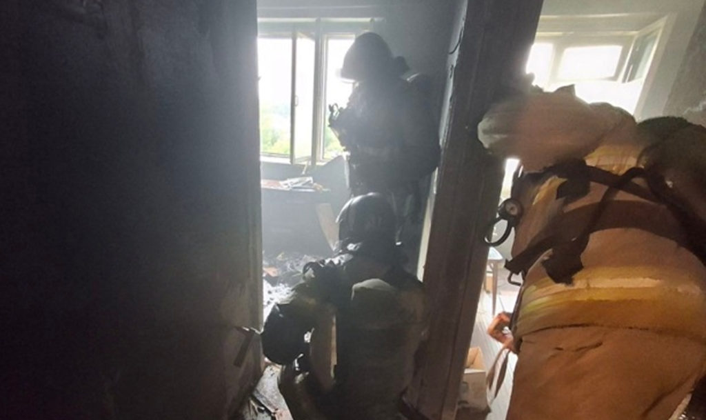 Из-за неосторожного обращения с огнем сгорела квартира в Троицке