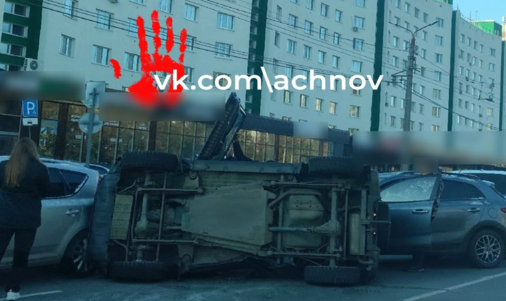 Машина перевернулась в Челябинске