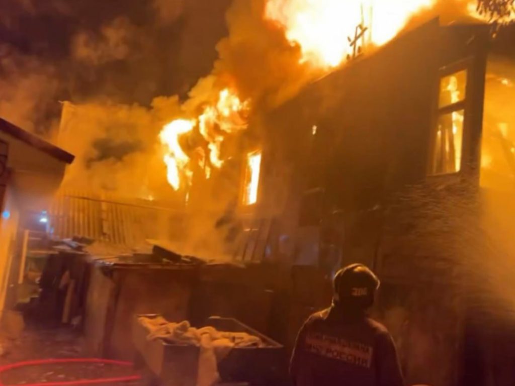 В Магнитогорске сегодня полыхали жилой дом и хозпостройки