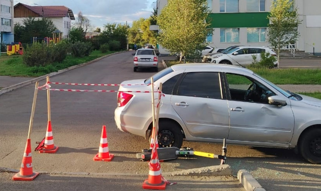 Очередную юную самокатчицу сбили на дороге!