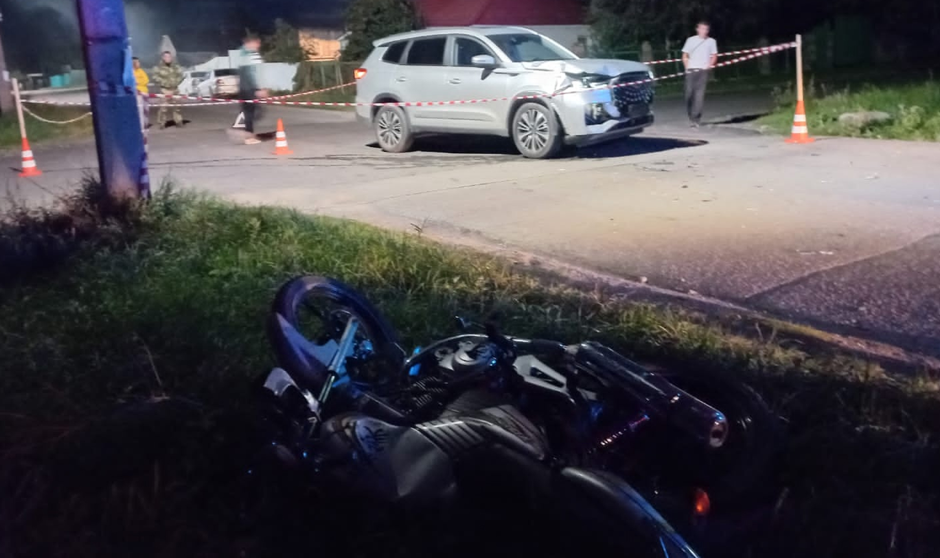 Внедорожник снес мотоцикл с юным водителем и пассажиром