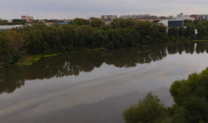 В Челябинске после дождя вновь появилось нефтяное пятно на реке Миасс