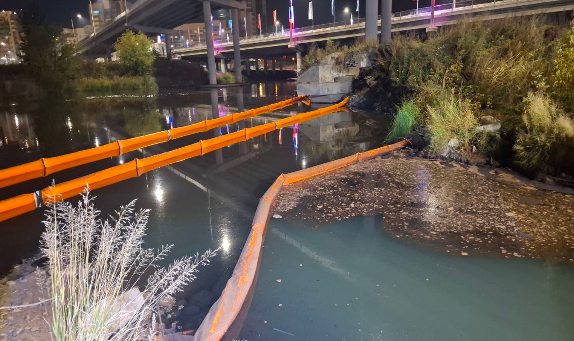 на реке Миасс установили дополнительные боны из-за появления масляных разводов