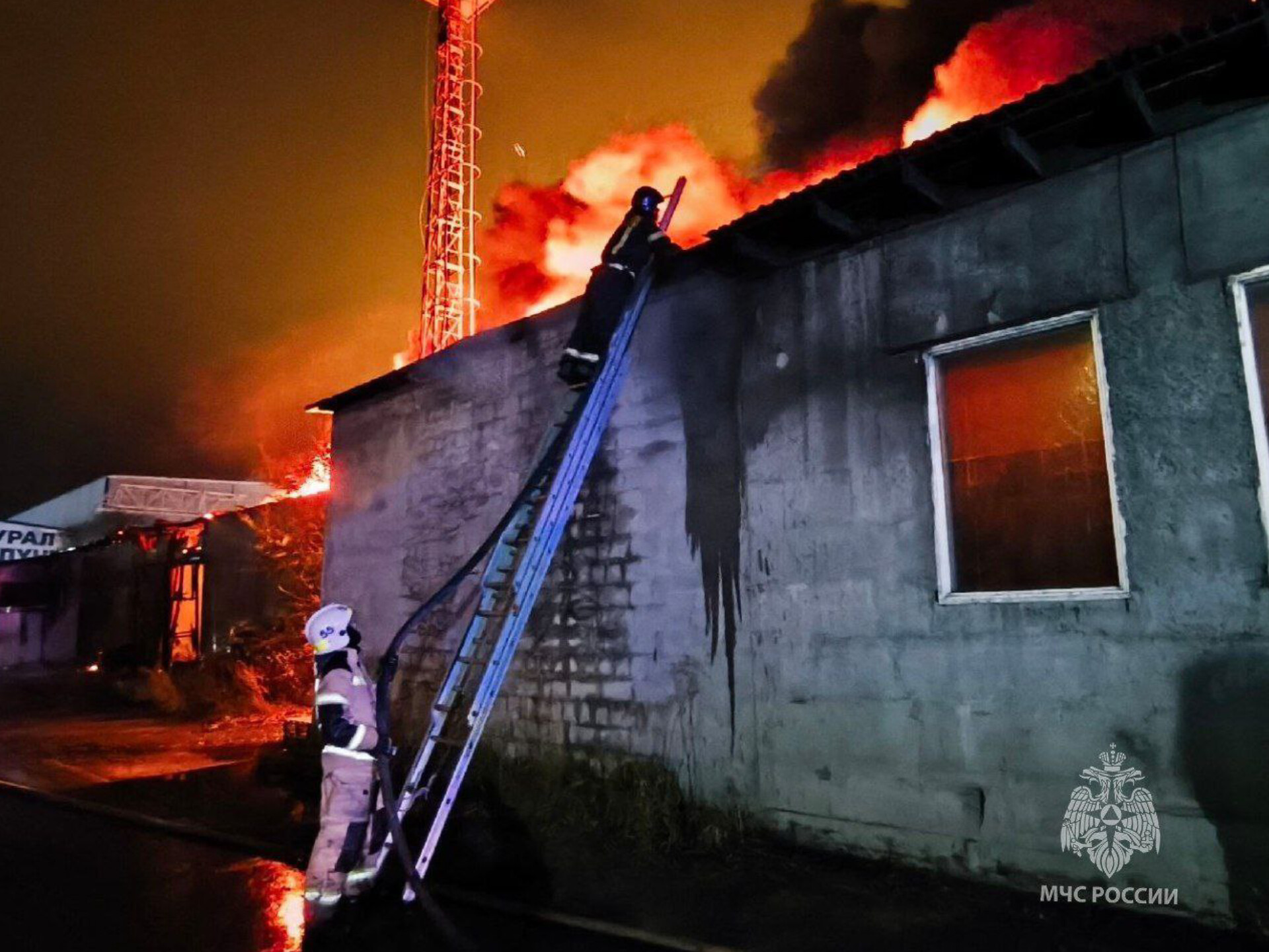 В Челябинске ночью загорелось здание, где утилизировали отработанное моторное масло