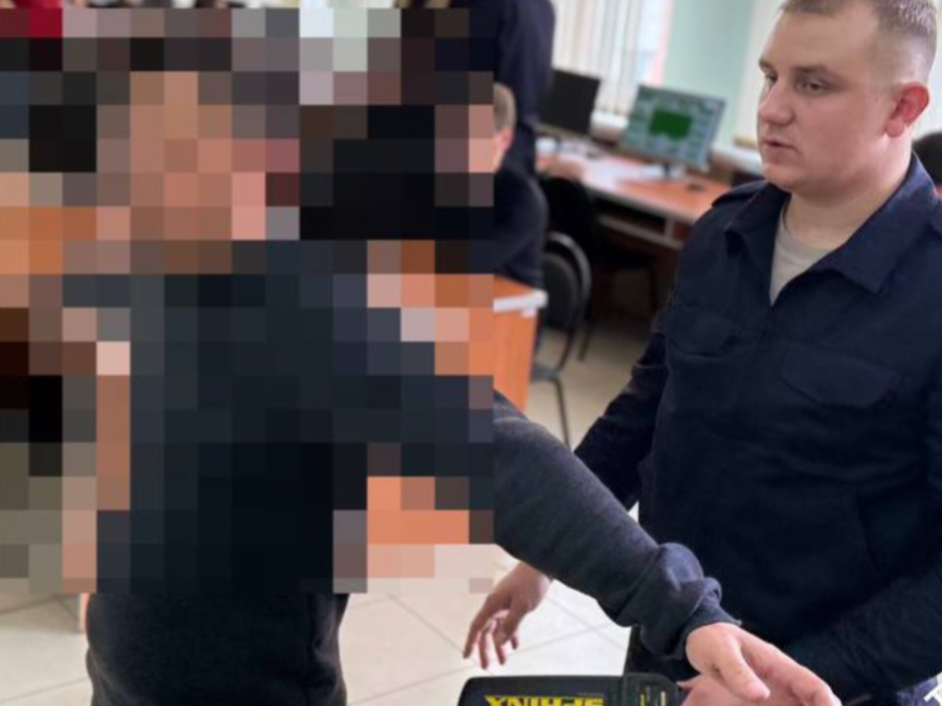 Наивный кандидат попался на уловку: в Челябинске поймали мошенника с устройством для обмана на экзамене по ПДД