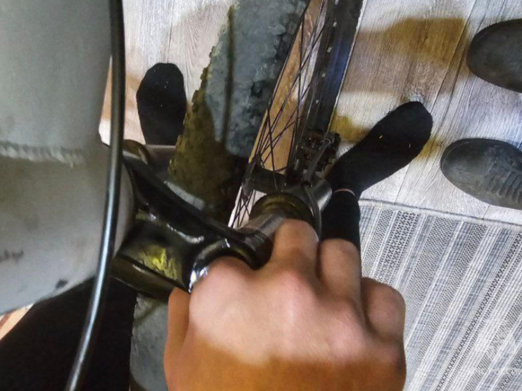 Сунул, куда не следует! Ребенок фалангой влез в отверстие на велосипеде и обеспечил себе встречу со спасателями