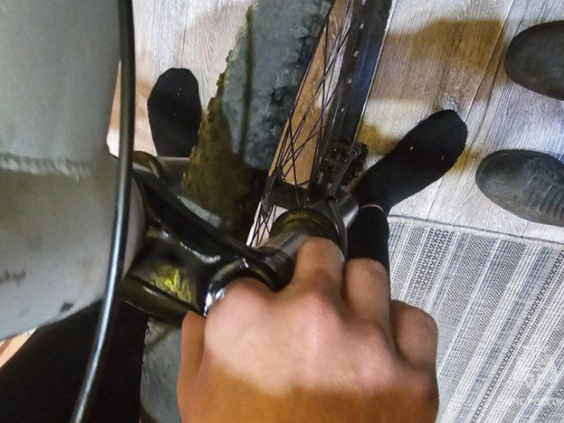 Сунул, куда не следует! Ребенок фалангой влез в отверстие на велосипеде и обеспечил себе встречу со спасателями