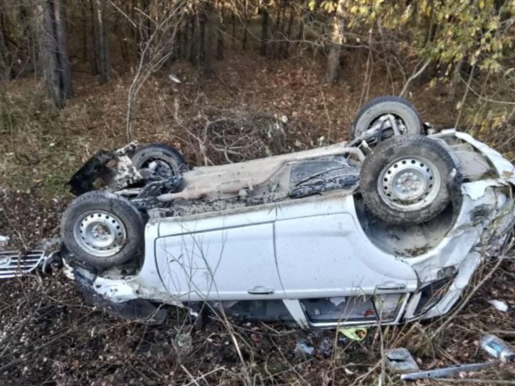 Машина съехала в кювет и опрокинулась на крышу возле села Варламово