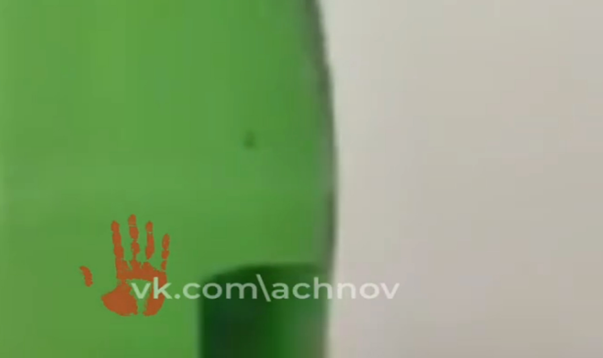 "На свету увидел эту жесть!" Челябинца смутили непонятные ошмётки в минеральной воде