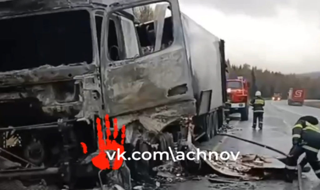 Грузовик сгорел на трассе М5 между Бакалом и Саткой