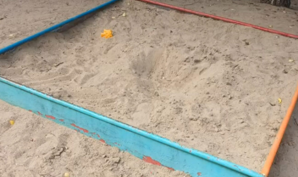 Площадка разваливается, головы "летят"!