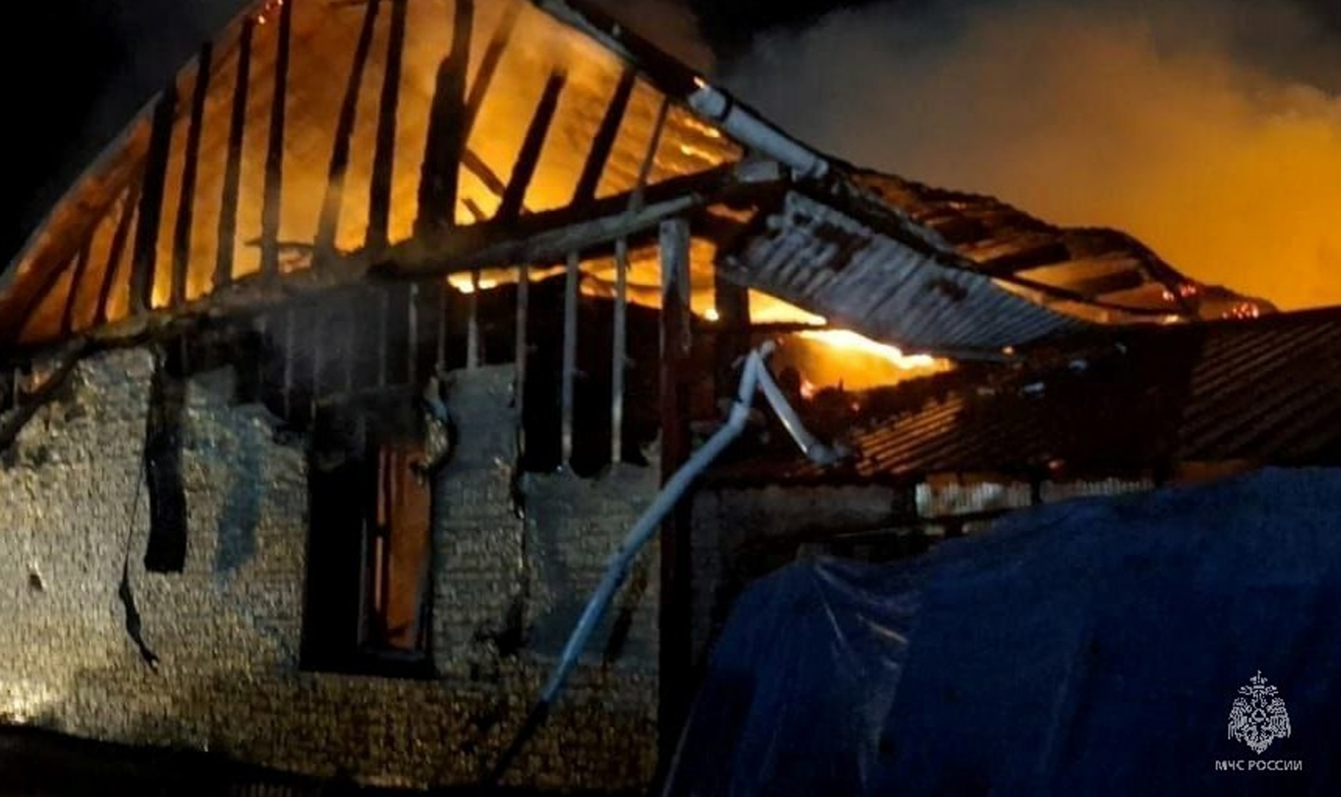 Южноуральцы лишились дома, гаража и других построек, пока были в гостях!