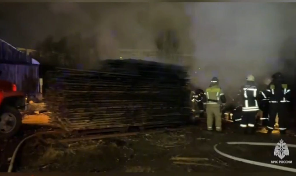 Горела открытым пламенем! Сегодня утром в Челябинске полыхала пилорама