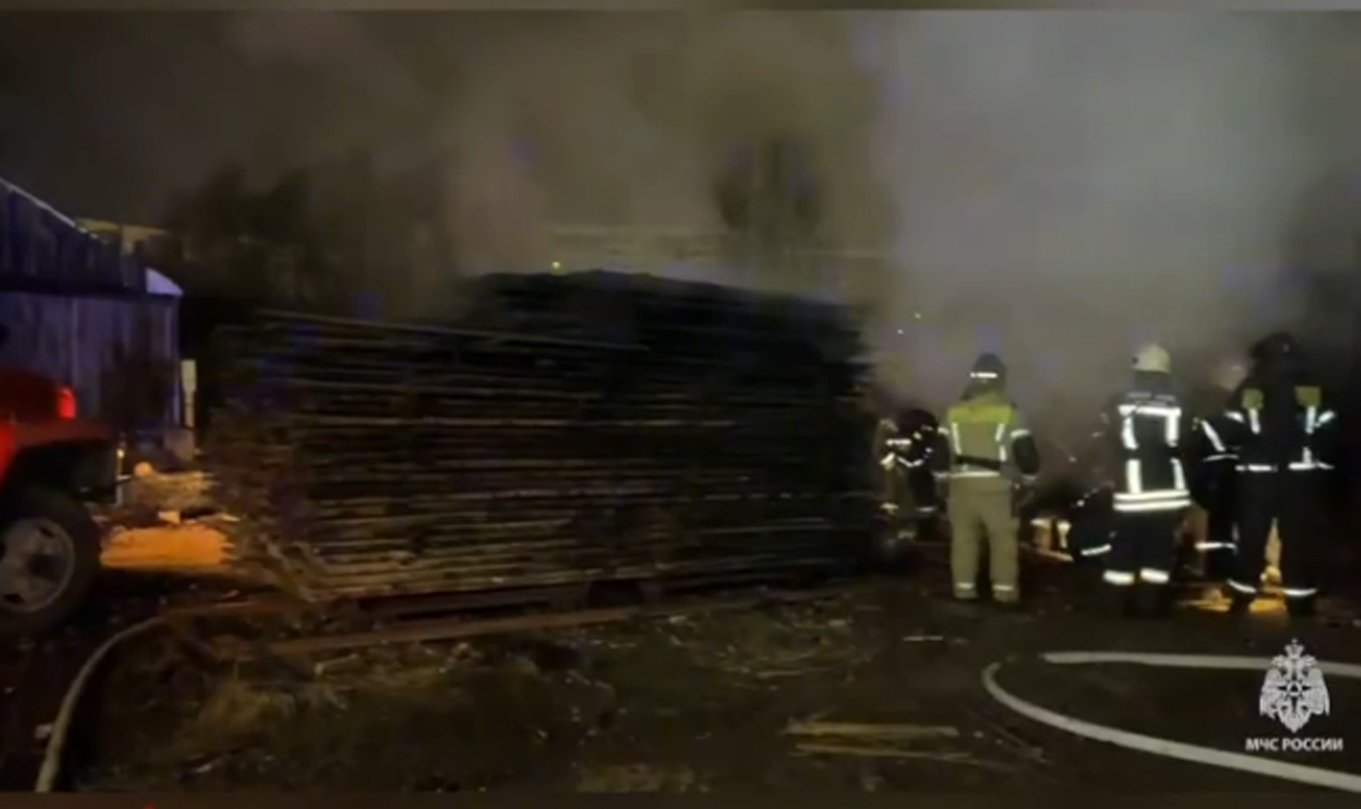 Горела открытым пламенем! Сегодня утром в Челябинске полыхала пилорама