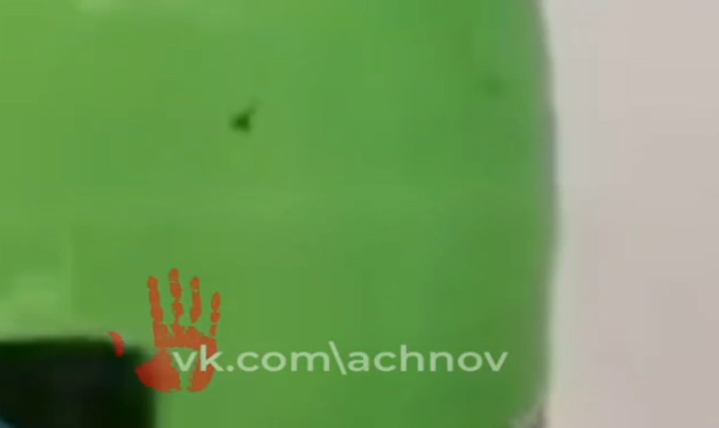 "На свету увидел эту жесть!" Челябинца смутили непонятные ошмётки в минеральной воде