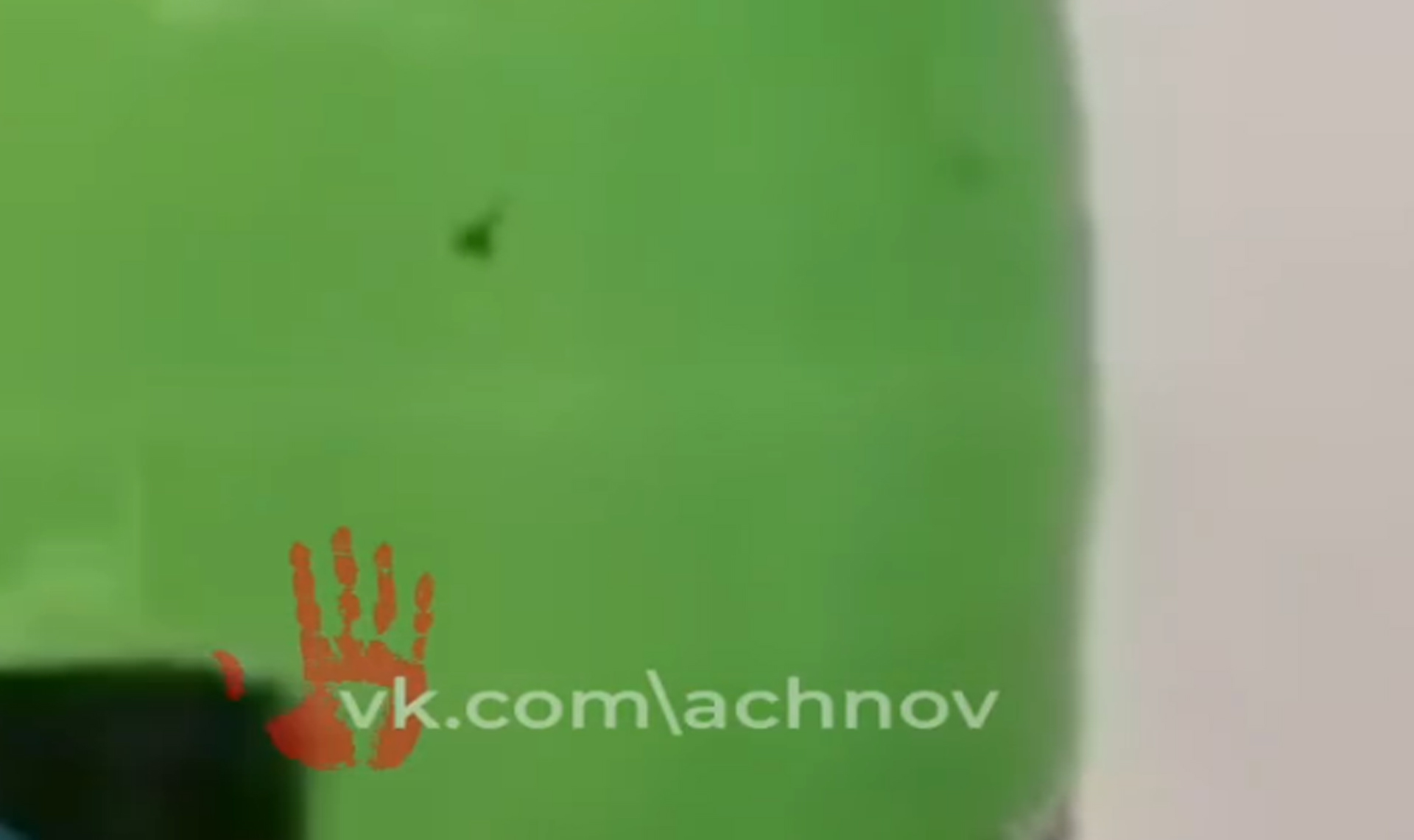 "На свету увидел эту жесть!" Челябинца смутили непонятные ошмётки в минеральной воде