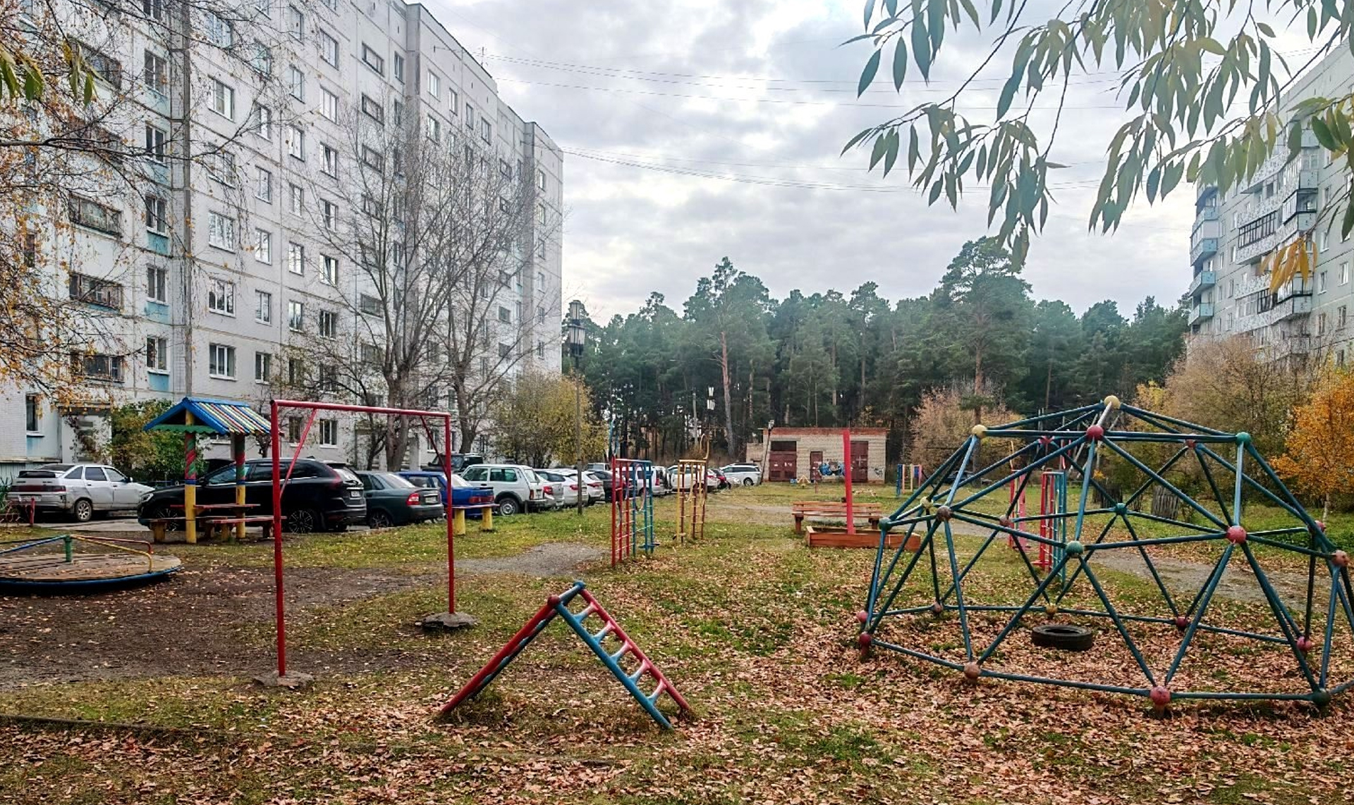 Только полсотни тысяч рублей заставили руководство УК отремонтировать детскую площадку