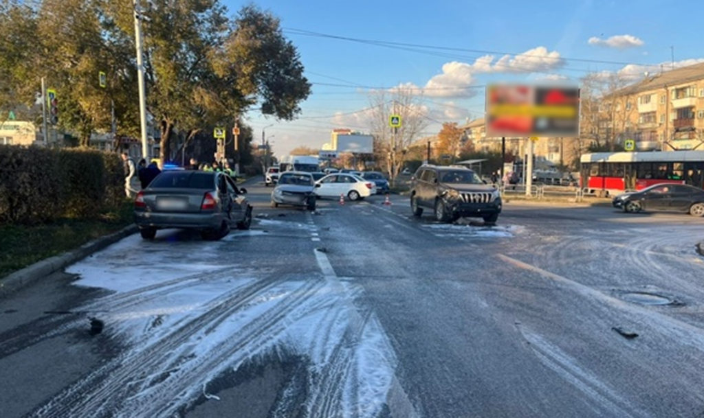 Годовалый ребенок пострадал при столкновении трех машин в Магнитогорске!